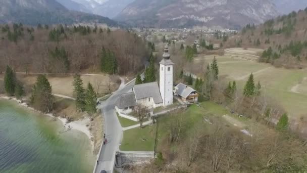 Punto Vista Del Dron Alrededor Del Puente Iglesia Desde Lago — Vídeos de Stock