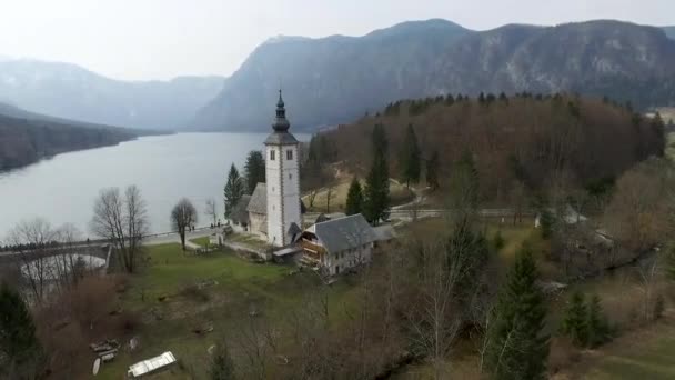 Punkt Widokowy Drona Wokół Mostu Kościoła Jeziora Bohinj Słowenia — Wideo stockowe