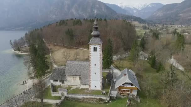 Ponto Vista Drone Torno Ponte Igreja Lago Bohinj Eslovénia — Vídeo de Stock