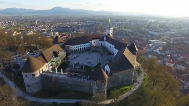 飞越卢布尔雅那城堡 这是斯洛文尼亚城市最重要的地标之一 — 图库视频影像