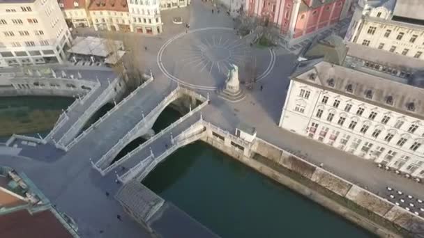 Flygfoto Över Tromostovje Triple Bridge Ljubljana Floden Ljubljanica Centrum Staden — Stockvideo