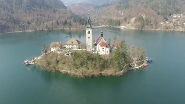 Timelapse Letecký Pohled Pohled Ostrov Malým Kostelem Uprostřed Jezera Bled — Stock video