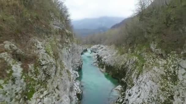 Vliegen Onder Brug Soca Rivier Slovenië — Stockvideo