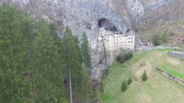 Drone Tiro Misterioso Castelo Predjama Construído Uma Boca Caverna Nas — Vídeo de Stock
