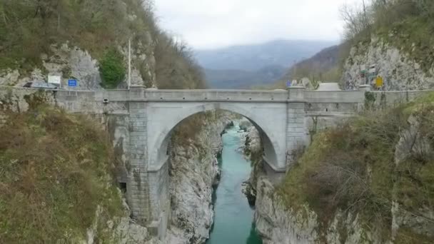 Vliegen Onder Brug Soca Rivier Slovenië — Stockvideo