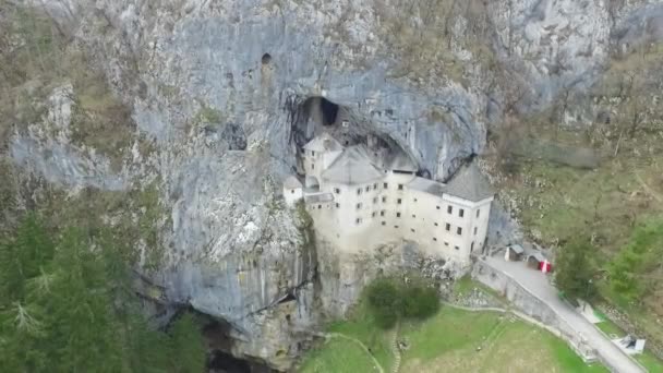 Zdjęcia Drona Tajemniczego Zamku Predjama Zbudowanego Jaskini Górach Słowenii — Wideo stockowe