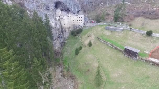 Drone Shot Van Mysterieuze Predjama Kasteel Gebouwd Een Grot Mond — Stockvideo