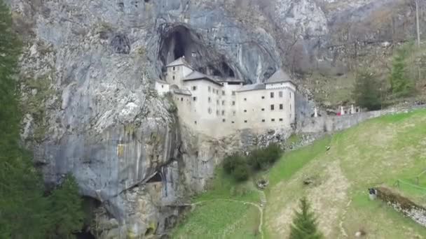 Замок Хаджама Построенный Пещерном Устье Горах Словении — стоковое видео