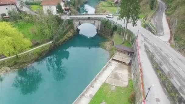 ソカ川の橋の空中ビュー スロベニア — ストック動画