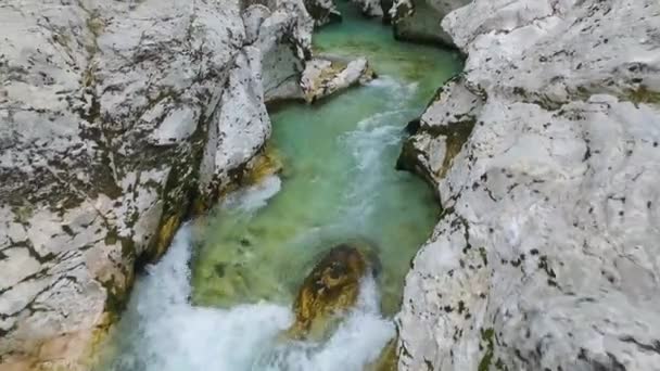 ターコイズ色の川を流れるソカ川の空中ビュー Great Soca Gorge — ストック動画