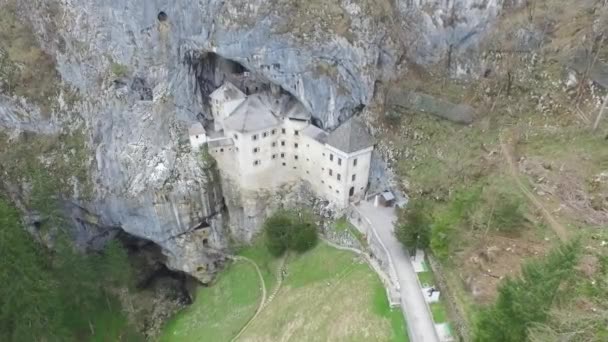 Drone Tiro Misterioso Castelo Predjama Construído Uma Boca Caverna Nas — Vídeo de Stock