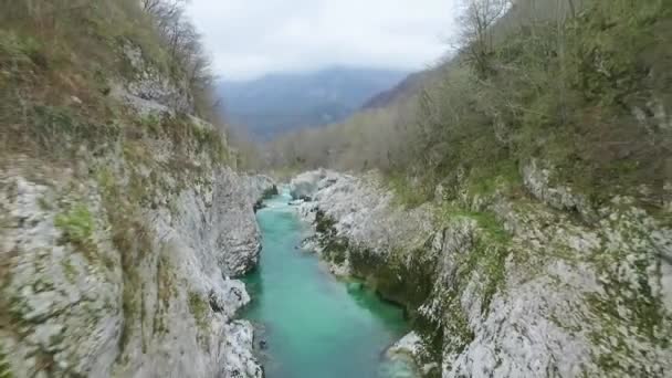 Lecąc Pod Mostem Rzece Soca Słowenia — Wideo stockowe