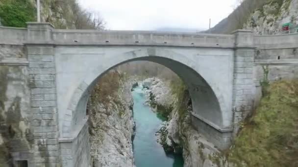 Lecąc Pod Mostem Rzece Soca Słowenia — Wideo stockowe