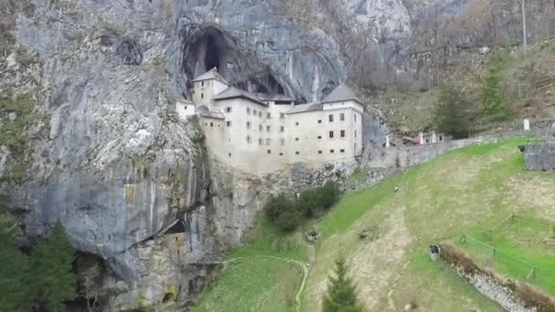 Дрони Таємничого Замку Преджама Збудованого Печері Горах Словенії — стокове відео