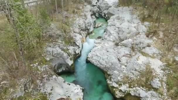 ターコイズ色の川を流れるソカ川の空中ビュー Great Soca Gorge — ストック動画