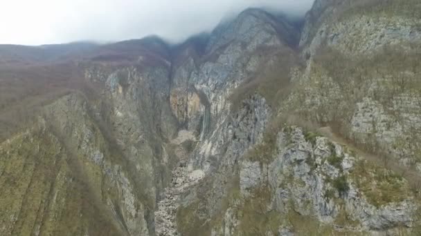 トリグラフ国立公園 ジュリアンアルプスのボカ滝の空中ビュー — ストック動画