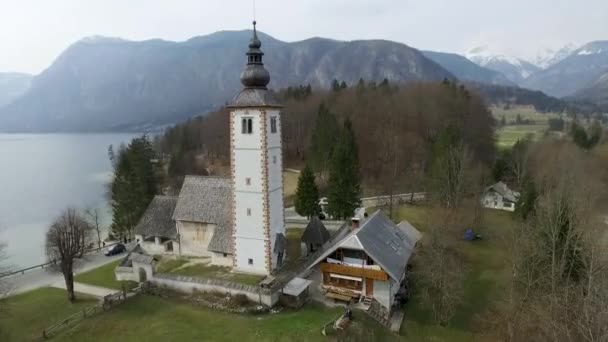 Dron Widok Most Kościół Jeziora Bohinj Słowenia — Wideo stockowe