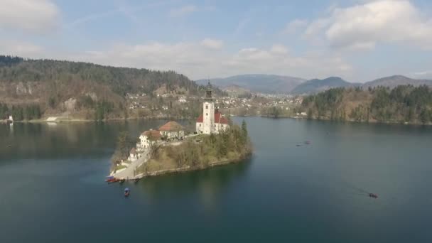 Vue Aérienne Île Avec Petite Église Située Milieu Lac Bled — Video