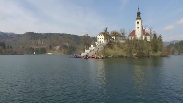 Voando Sobre Lago Bled Ver Ilha Com Pequena Igreja Localizada — Vídeo de Stock