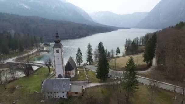 Дрони Високо Над Мостом Церквою Озера Бохіндж Словенія — стокове відео