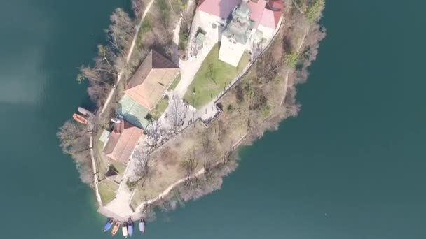 Widok Lotu Ptaka Wyspę Kościółkiem Środku Jeziora Bled Słowenia — Wideo stockowe