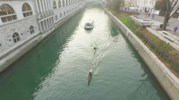 Pequeno Cruzeiro Barco Turístico Sua Rota Habitual Sobre Rio Liubliana — Vídeo de Stock