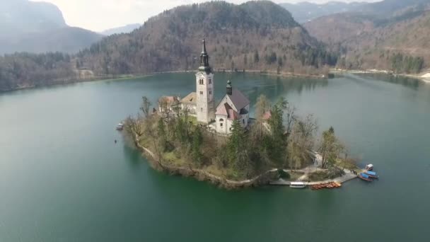 Vista Aérea Vista Panorámica Isla Con Una Pequeña Iglesia Situada — Vídeos de Stock