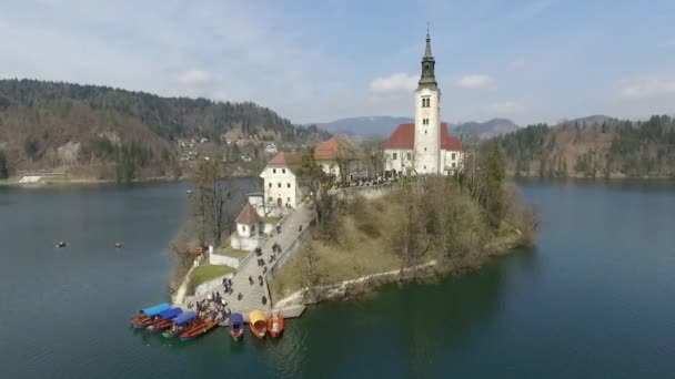 Вид Повітря Точка Зору Острів Невеликою Церквою Розташованою Середині Озера — стокове відео