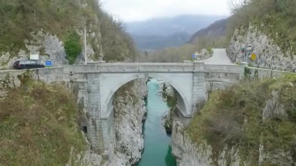 Luftaufnahme Einer Brücke Über Den Fluss Soca Slowenien — Stockvideo