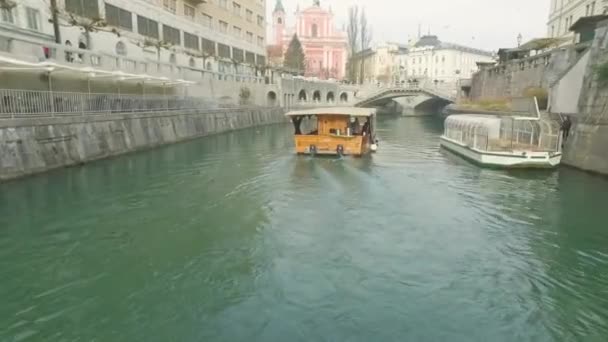 Pequeño Crucero Turístico Barco Por Ruta Habitual Sobre Río Liubliana — Vídeos de Stock