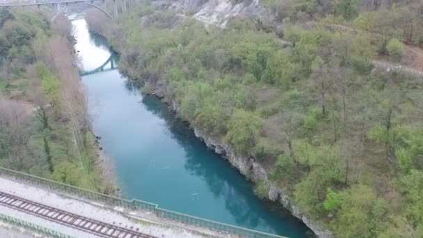 イソンゾ川 の上Solkan橋の空中ビュー スロベニア — ストック動画