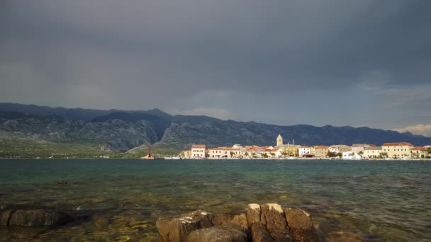 Timelapse Van Kustplaats Kroatië Bergen Cloudscape Achtergrond Panoramisch Uitzicht Klein — Stockvideo