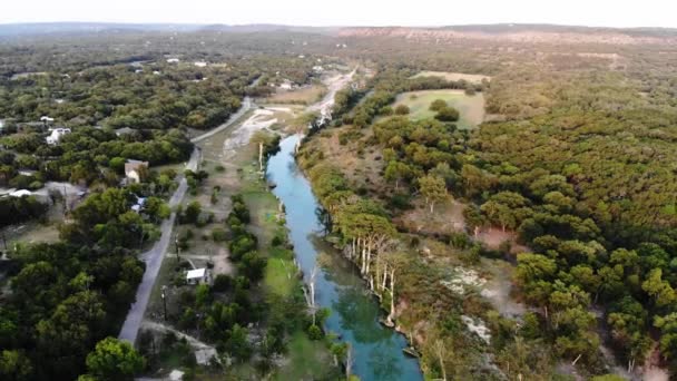 Antenne Schnell Zurückziehend Hoch Über Feldern Bäumen Und Fluss Bei — Stockvideo