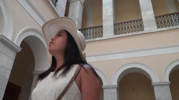 Вращение Вокруг Девушка Белом Летнем Платье Шляпе Глядя Вокруг Сирос — стоковое видео