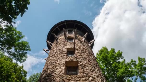 Timelapse Nubes Onduladas Cielo Azul Árboles Rodean Una Gran Torre — Vídeos de Stock