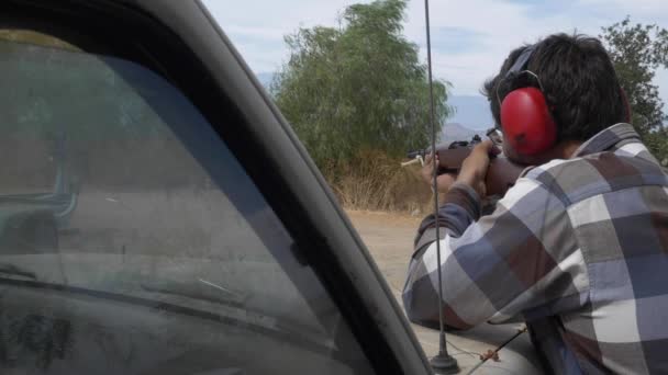 Movimiento Lento Hombre Caucásico Dispara Rifle Calibre Mientras Apoya Capucha — Vídeo de stock