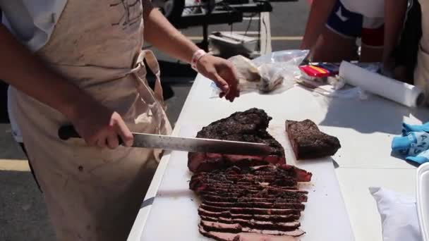 Habiendo Cortado Muchos Trozos Brisket Continuación Tratando Determinar Mejor Ángulo — Vídeo de stock