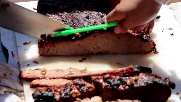 Şefin Göğüs Etini Oymasına Yardım Etmek Kesiğin Kalınlığına Rehberlik Etmek — Stok video