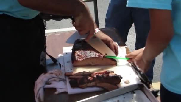 Snijd Langzaam Een Stuk Braadstuk Leveren Bij Een Bbq Kookwedstrijd — Stockvideo