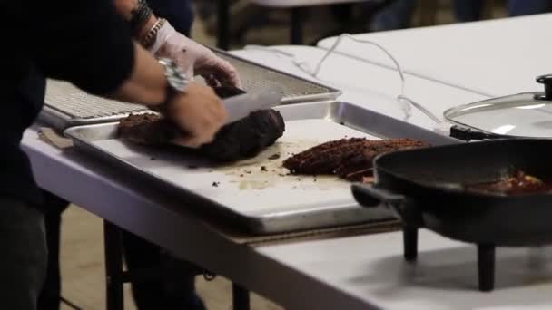 Eğitmen Yazar Aşçı Ilk Parça Göğüs Eti Kesme Kesme Kullanmadan — Stok video