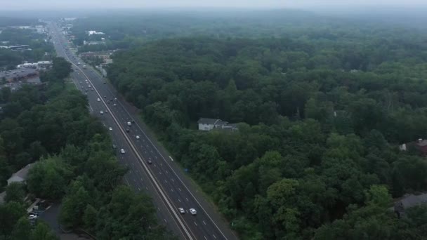 Filmagem Aérea Mostra Estrada Suburbana Manhã Enevoada — Vídeo de Stock