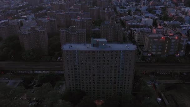 日出时分空中俯瞰哈莱姆纽约市的公共住房项目 — 图库视频影像