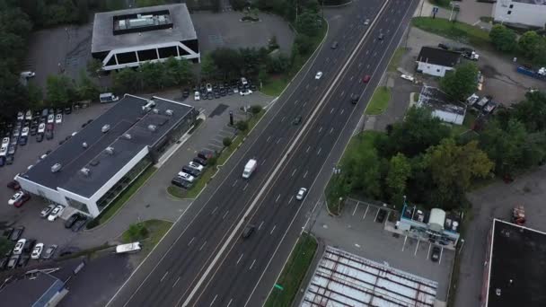 Filmati Aerei Imprese Lungo Autostrada Suburbana Mattino — Video Stock