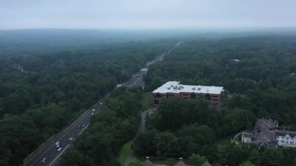 Imágenes Aéreas Que Muestran Carretera Suburbana Pasando Por Edificio Oficinas — Vídeos de Stock