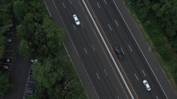 Las Imágenes Aéreas Junto Carretera Suburbana Revelan Una Distancia Brumosa — Vídeos de Stock