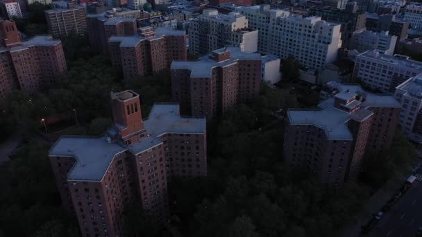 空中映像は 住宅プロジェクトの真ん中に孤独なボールコートをもたらすために下にパンします ニューヨークのハーレムで日の出に4Kで — ストック動画