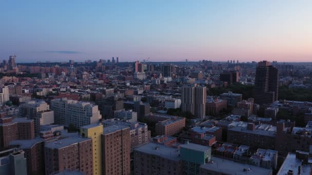 Aerial Footage Smoothly Rolls Sunrise Skyline Harlem Nyc Tops Housing — Stock Video