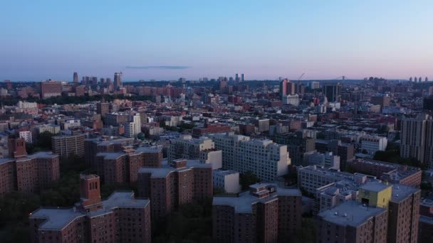 Lätt Antenn Panorera Ner Över Bostadsprojekt Från Skyline Över Harlem — Stockvideo