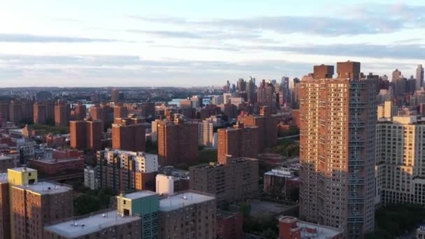 Légi Felvételek Gyorsan Átsiklanak Lakótelepeken Napkeltekor Harlem Nyc Ban — Stock videók