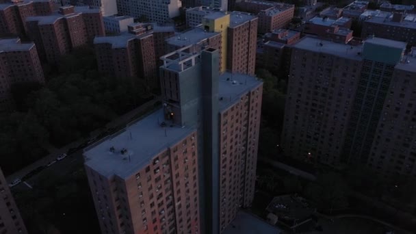 日の出のスカイラインを明らかにするために住宅プロジェクト高層ビルからの美しい空中ロールアップ 4Kでは — ストック動画